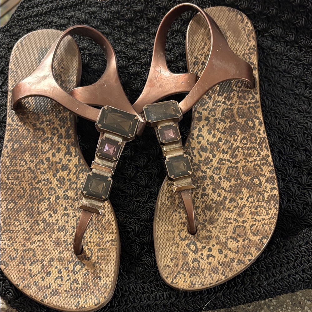 Elegant Brown Sandals with Gem Accents bra33/34